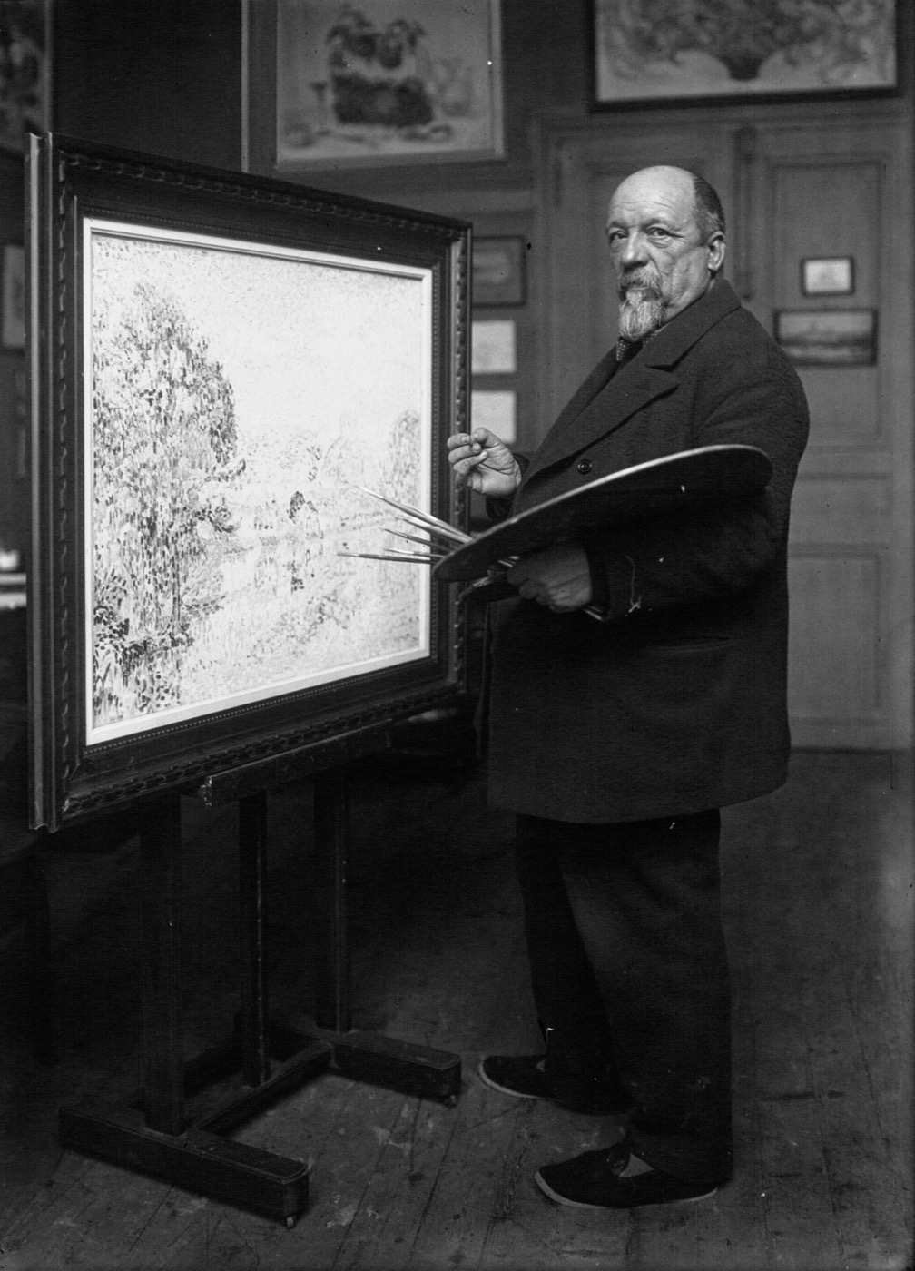 Portrait photographique de Paul Signac près de son chevalet en 1923